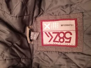 Parka con capucha verde oliva sin estrenar.
