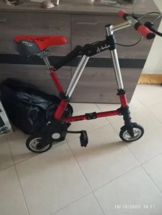 Bicicleta desmontável com mala