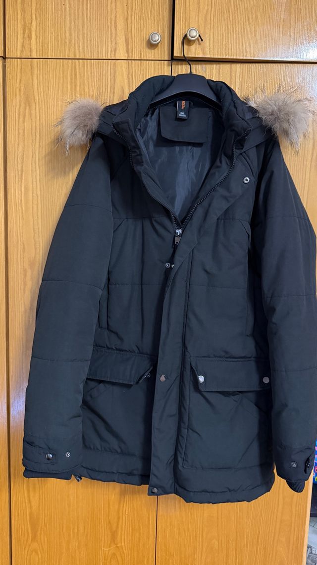 Chaquetón Negro Capucha Pelo Hombre