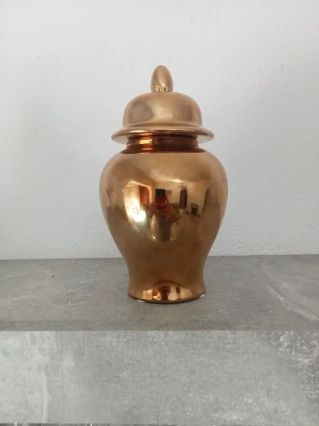 Urna in metallo color oro