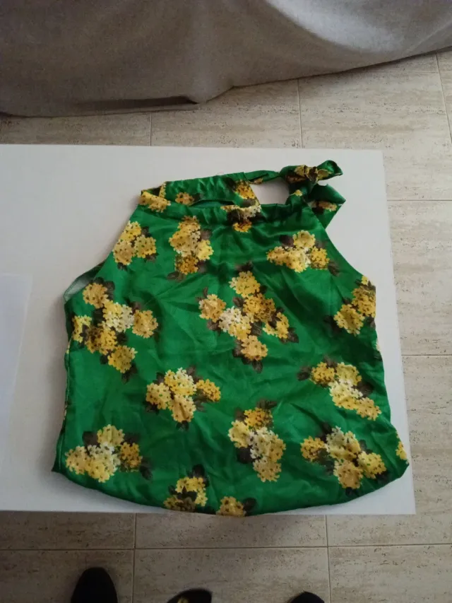 Camisa verde con tirantes y estampado floral