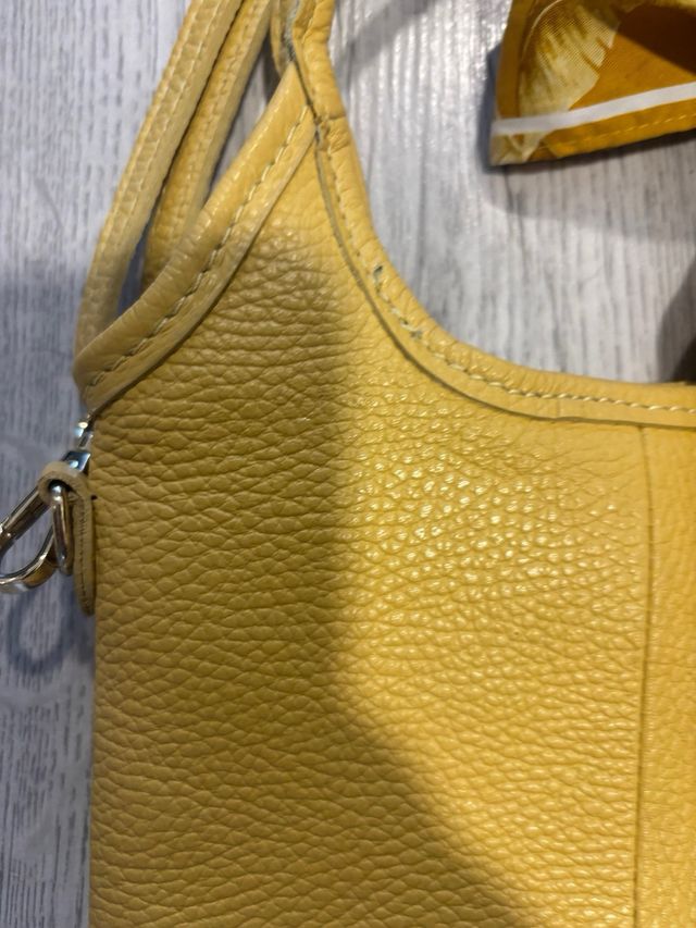 Bolso de piel amarillo con pañuelo