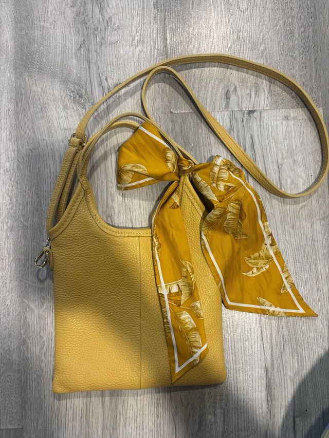 Bolso de piel amarillo con pañuelo