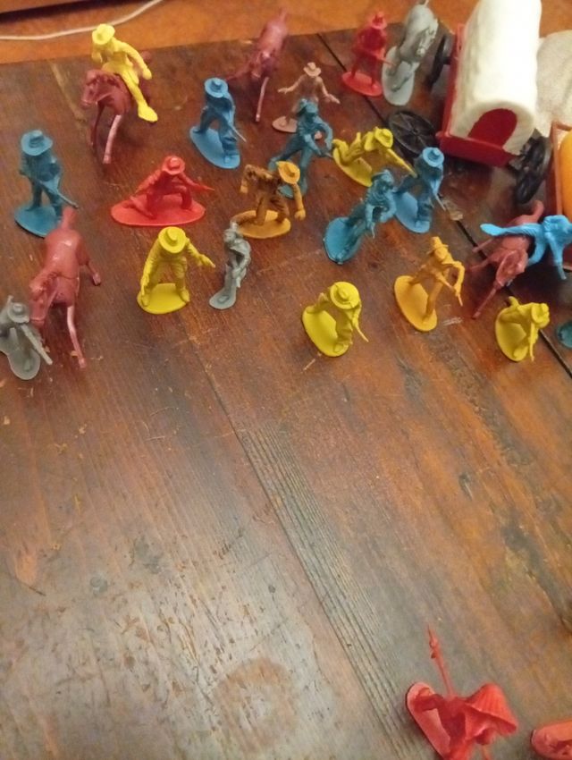 Soldatini vari , anche cowboy e indiani , anni 8