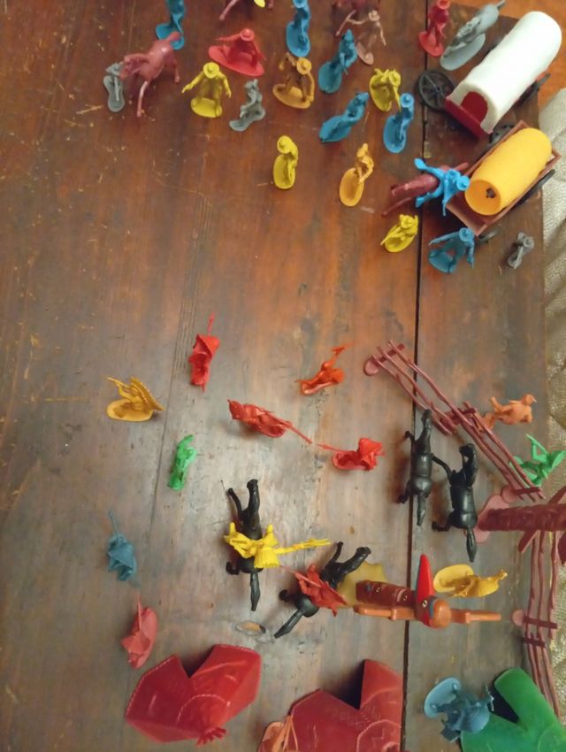 Soldatini vari , anche cowboy e indiani , anni 8