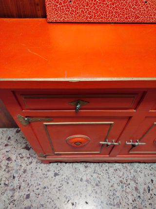 Taquillón antiguo madera rojo y dorado