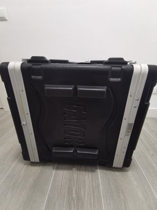 Rack 8U Gator GRR-8L con ruedas