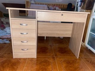 Escritorio de madera con cajones
