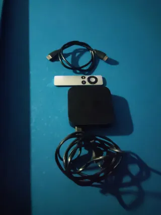Apple TV con mando y cables