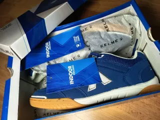 Zapatillas fútbol sala a estrenar.