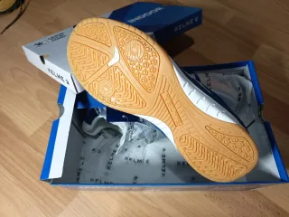 Zapatillas fútbol sala a estrenar.
