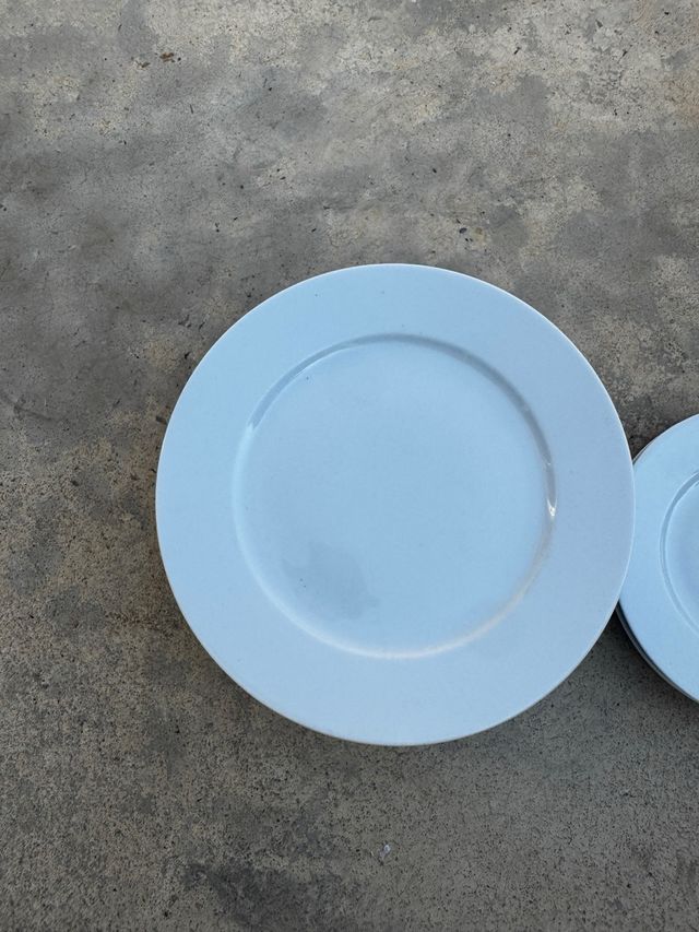 Vajilla de cerámica blanca y gris