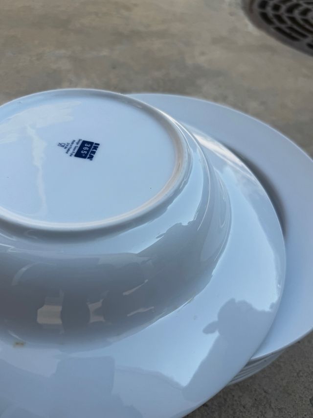 Vajilla de cerámica blanca y gris