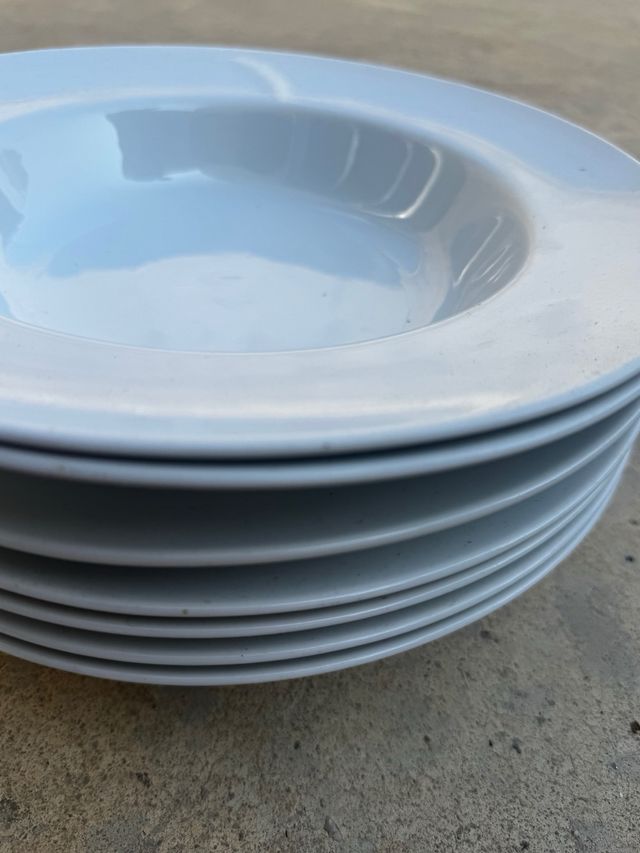 Vajilla de cerámica blanca y gris