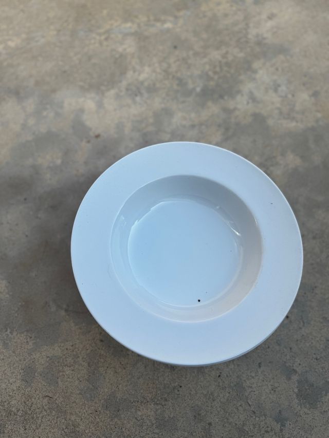 Vajilla de cerámica blanca y gris