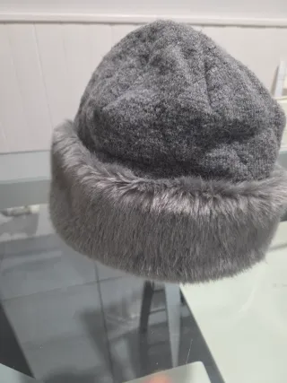 Gorro bucket gris con pelo sintético .Reversible 