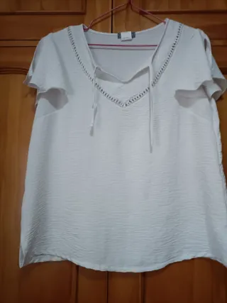 Blusa blanca manga corta con encaje