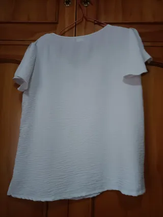 Blusa blanca manga corta con encaje