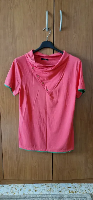 Maglia uomo rosa con dettagli verdi