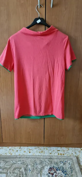 Maglia uomo rosa con dettagli verdi