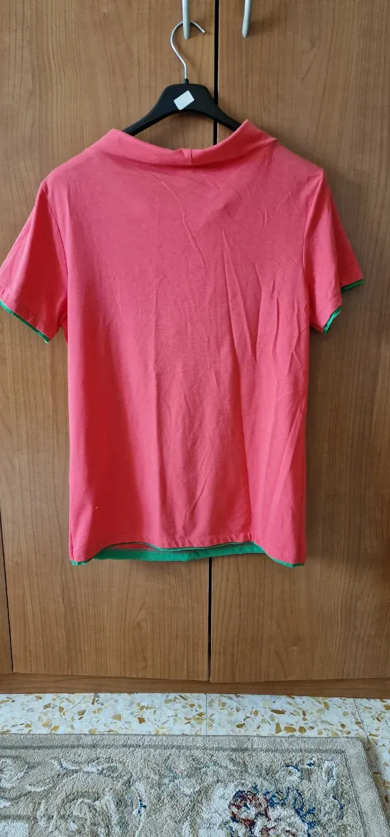 Maglia uomo rosa con dettagli verdi