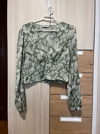 Blusa Stradivarius verde estampada talla M
