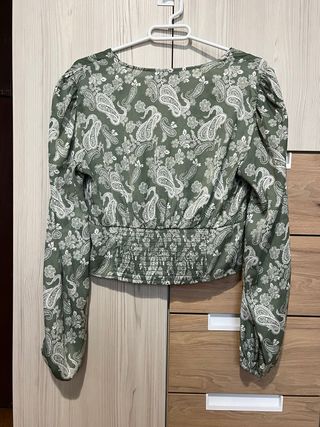 Blusa Stradivarius verde estampada talla M
