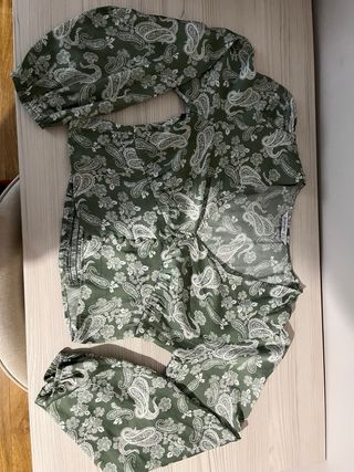 Blusa Stradivarius verde estampada talla M