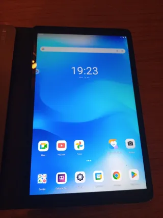 Tablet Lenovo TB-X306F con funda y teclado