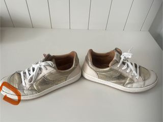 Zapatos niña cuero talla 33.
marca GBB.