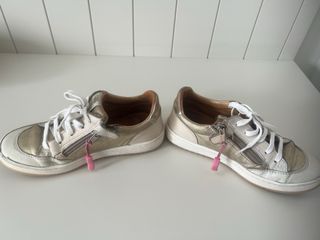 Zapatos niña cuero talla 33.
marca GBB.