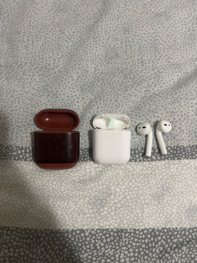 AIRPODS 2a generazione funzionanti + Cover