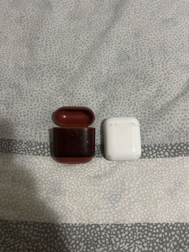 AIRPODS 2a generazione funzionanti + Cover