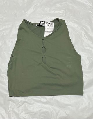 Top verde con aberturas talla L