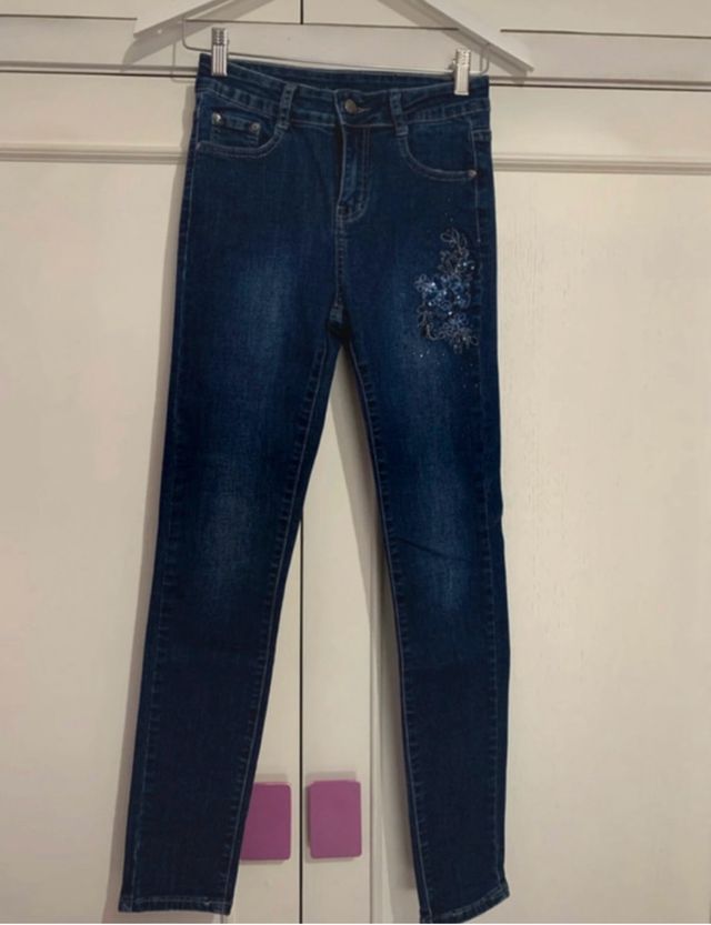 Pantalones vaqueros con bordado floral