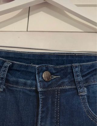 Pantalones vaqueros con bordado floral