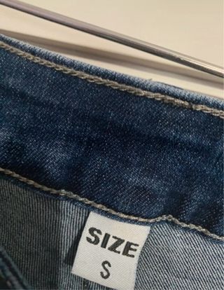 Pantalones vaqueros con bordado floral