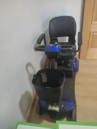 Scooter eléctrica azul y negra