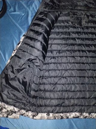 Chaqueta impermeable con capucha