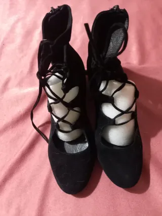 Scarpe camoscio nero con lacci tipo calzari 