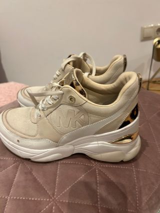 Zapatillas Michael Kors Beige y Doradas