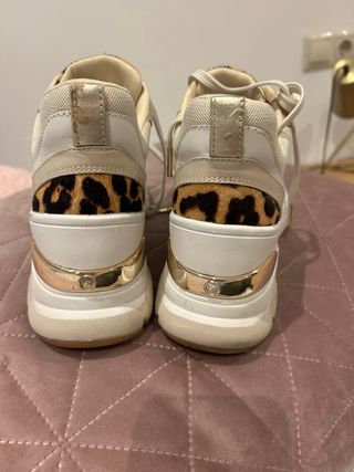 Zapatillas Michael Kors Beige y Doradas