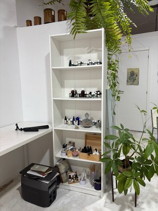 Estantería blanca de madera y cristal