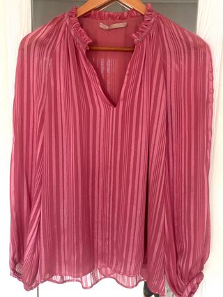 Blusa rosa con hilo dorado