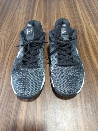 Zapatillas Nike Metcon 8 Negras y Blancas
