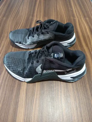 Zapatillas Nike Metcon 8 Negras y Blancas