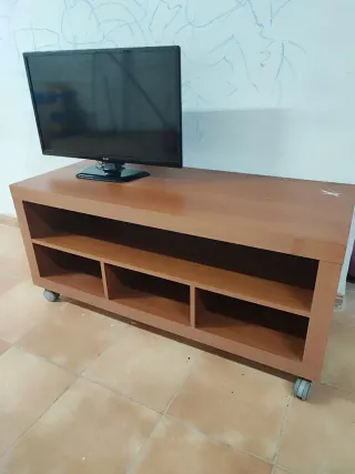 Mesa TV con ruedas y estantes