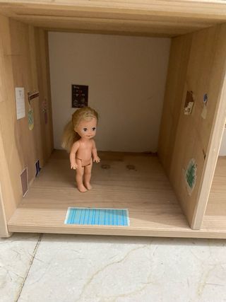 Casita de muñecas de madera