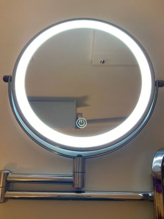 Espejo de pared con luz integrada 