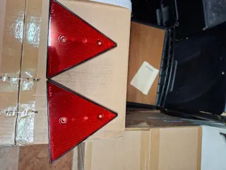 Triángulos de remolque reflectantes rojos